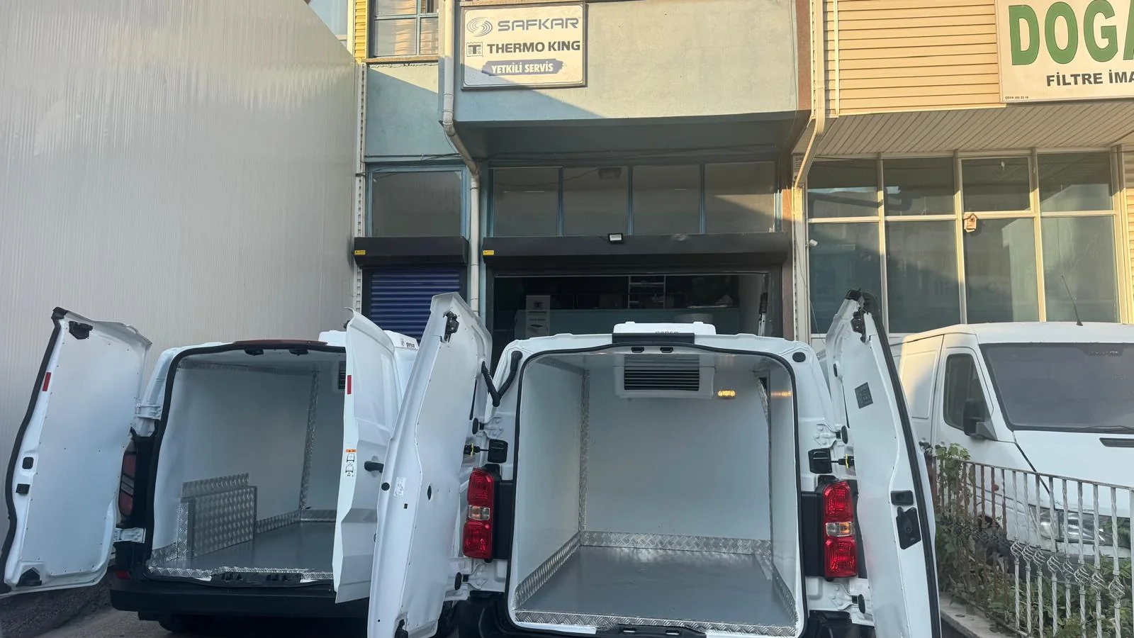 İzolasyonu bitmiş iki panelvan, kapıları açık