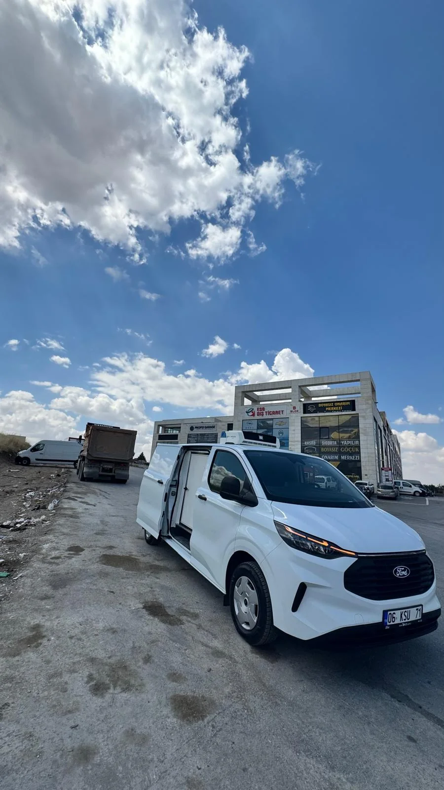 Ford Transit Custom frigorifik dönüşüm, yan kapısı açık