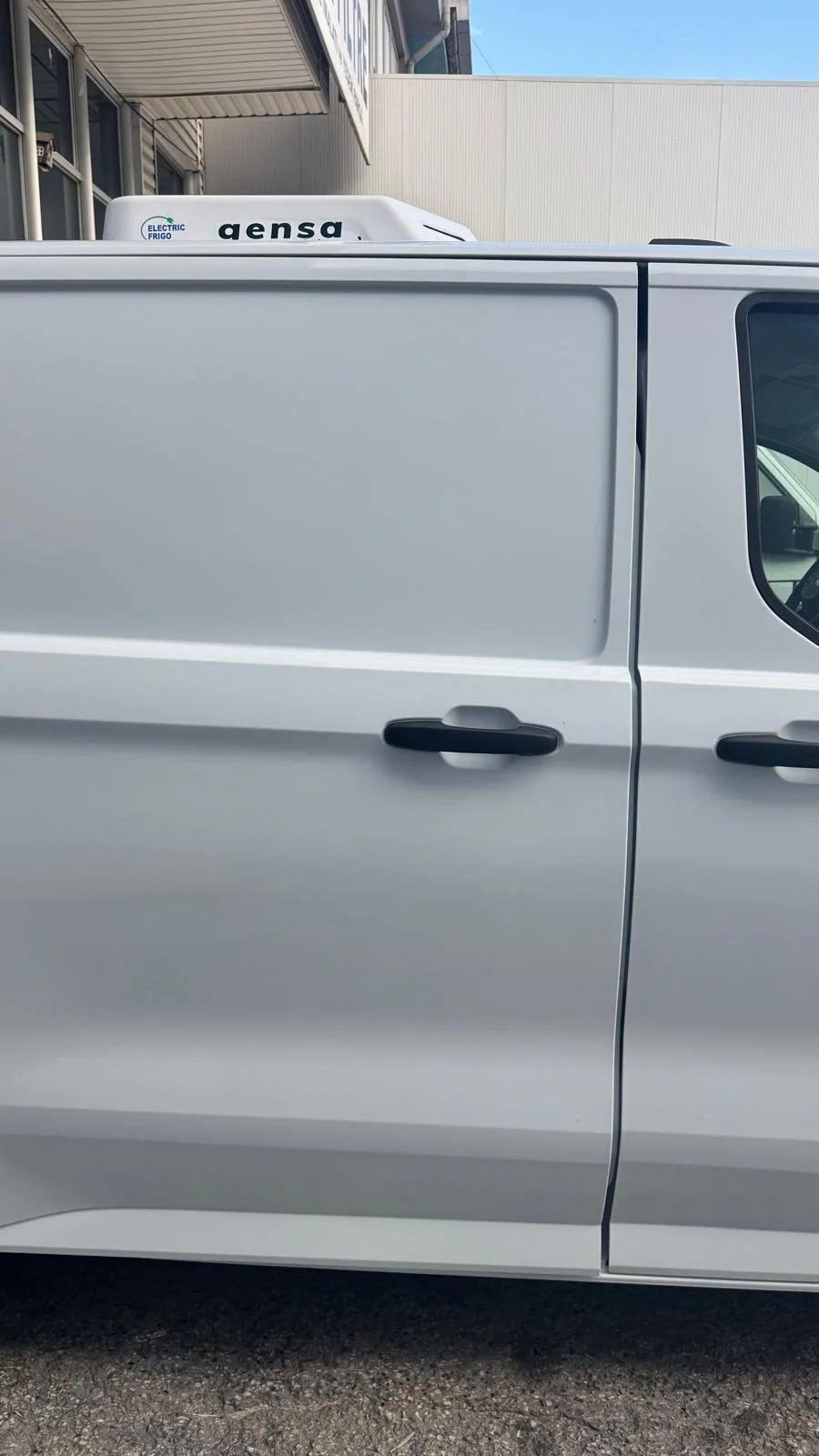 Panelvan tavanında Gensa soğutucu, yan cephe